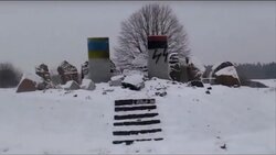 Zdewastowany pomnik w Hucie Pieniackiej (Fot. livejournal.com)